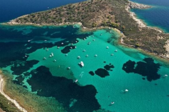 Πλατιά χαμόγελα και ανησυχητικές σκιές στη Σιθωνία